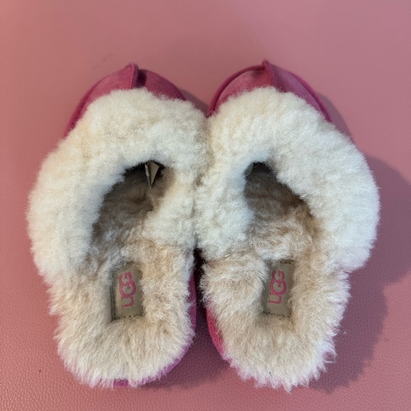 UGG Kids Fuchsia and Cream Slippers - Picture 2 of 4